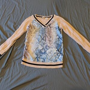 Elegant Floral‎ V-Neck Sweater - Blue and Cream